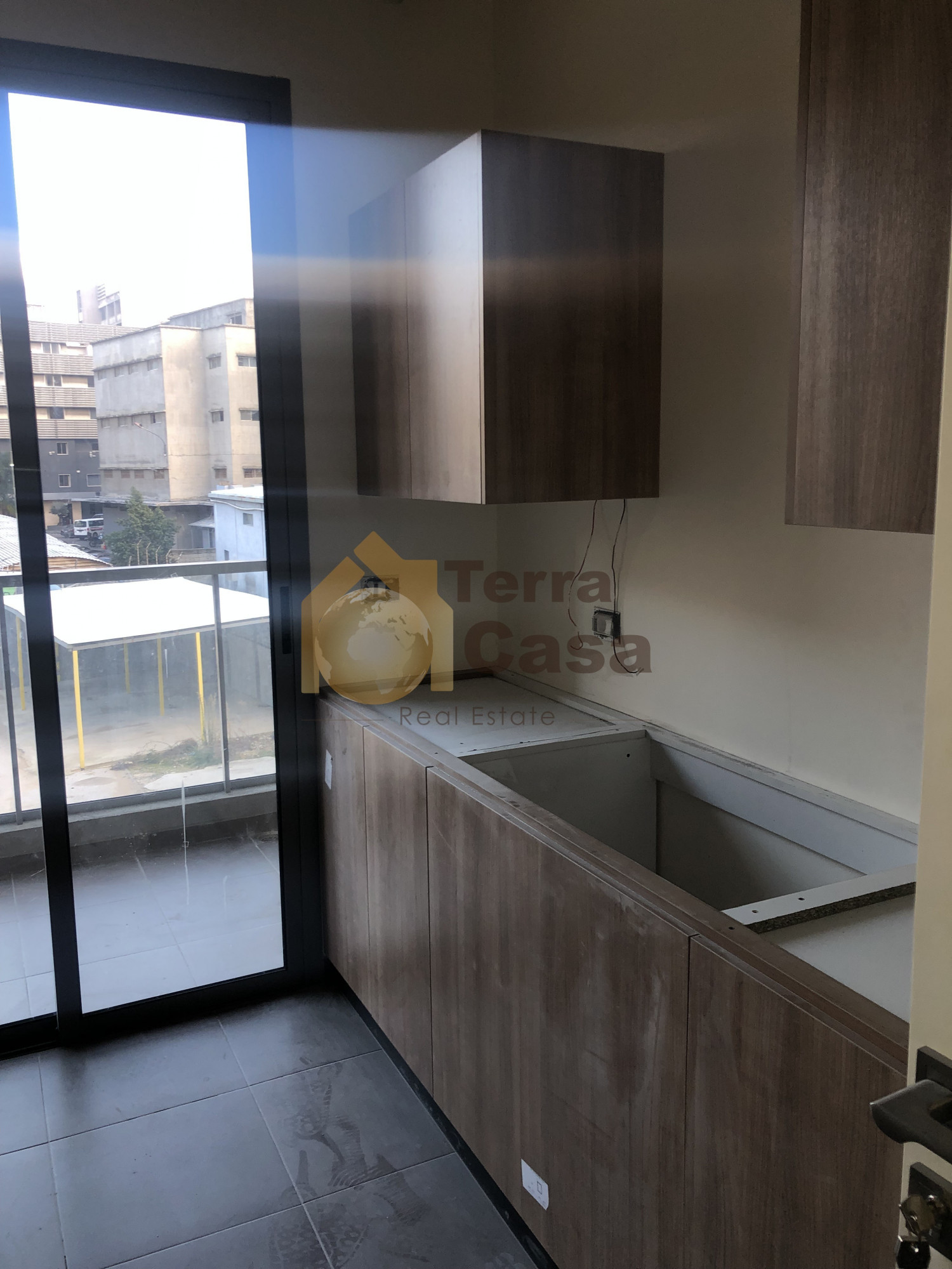 brand new appartment prime location,  24/24 electricity Ref#3468